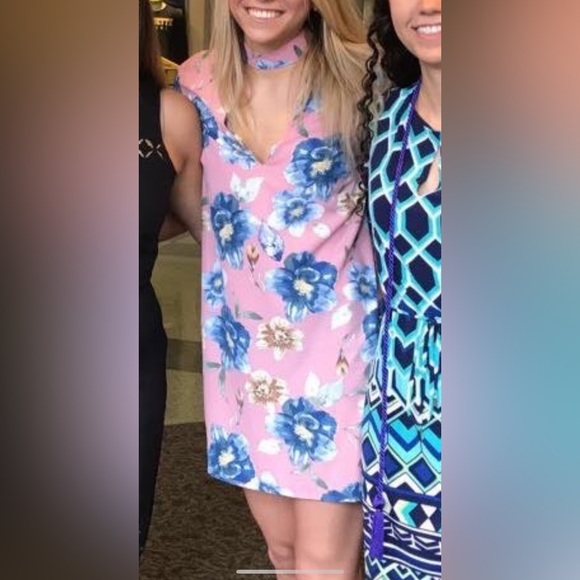 Mini dress. Floral. Short sleeve v-neck - Picture 1 of 7